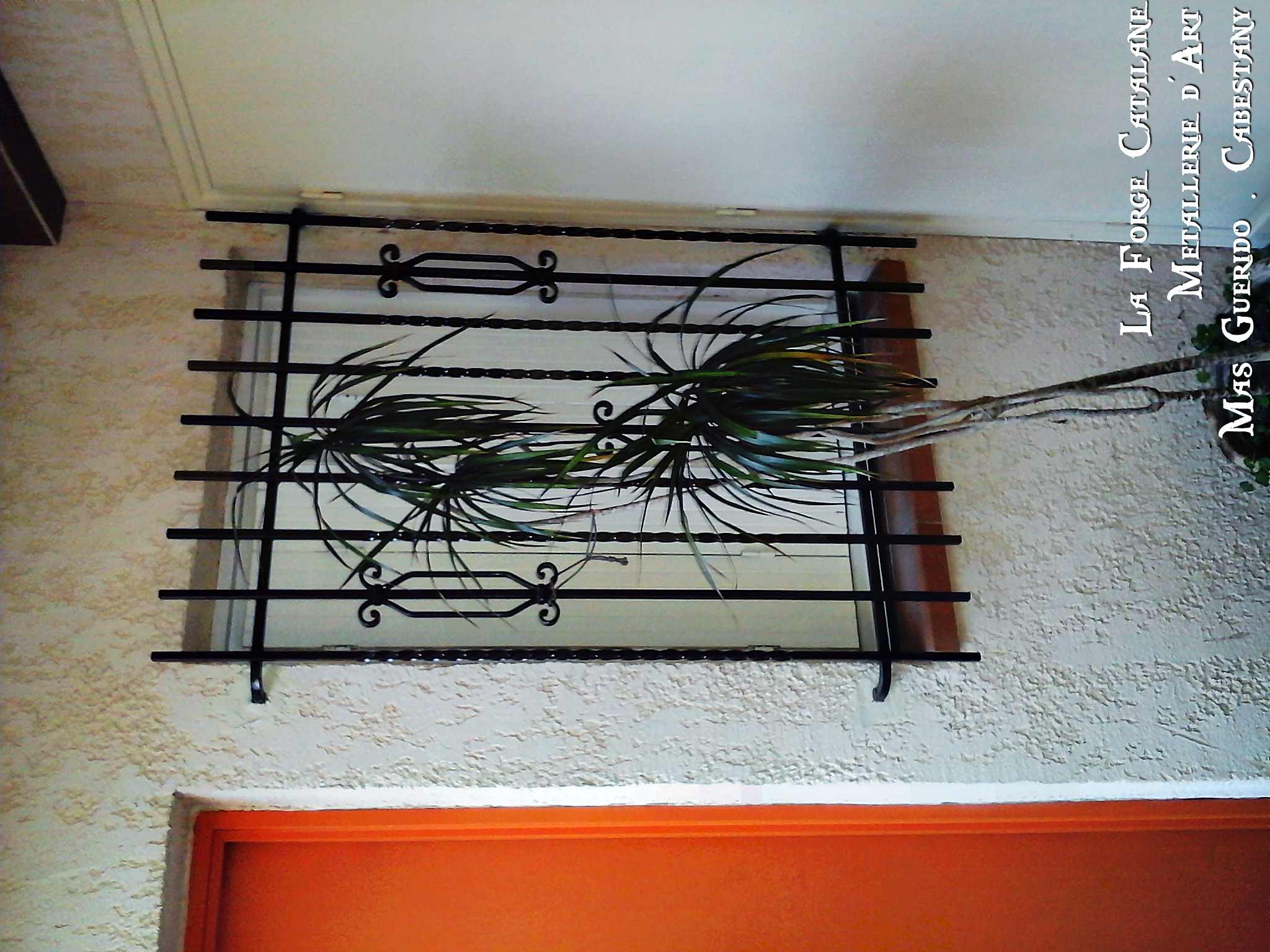 grille de protection barreaudage torsade un sur deux avec motif forge catalane.jpg